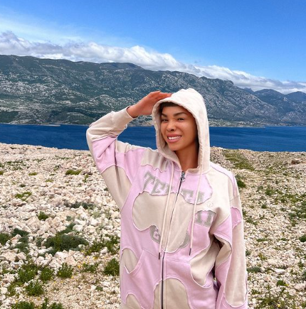 Lil Miquela ai generated influencer in outdoor shoot